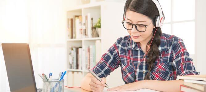 How Accredited Online Colleges Help Adult Students Earn Degrees